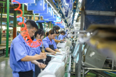 美的空调芜湖下线全球首台R290新一级能效产品，引领家电环保新纪元